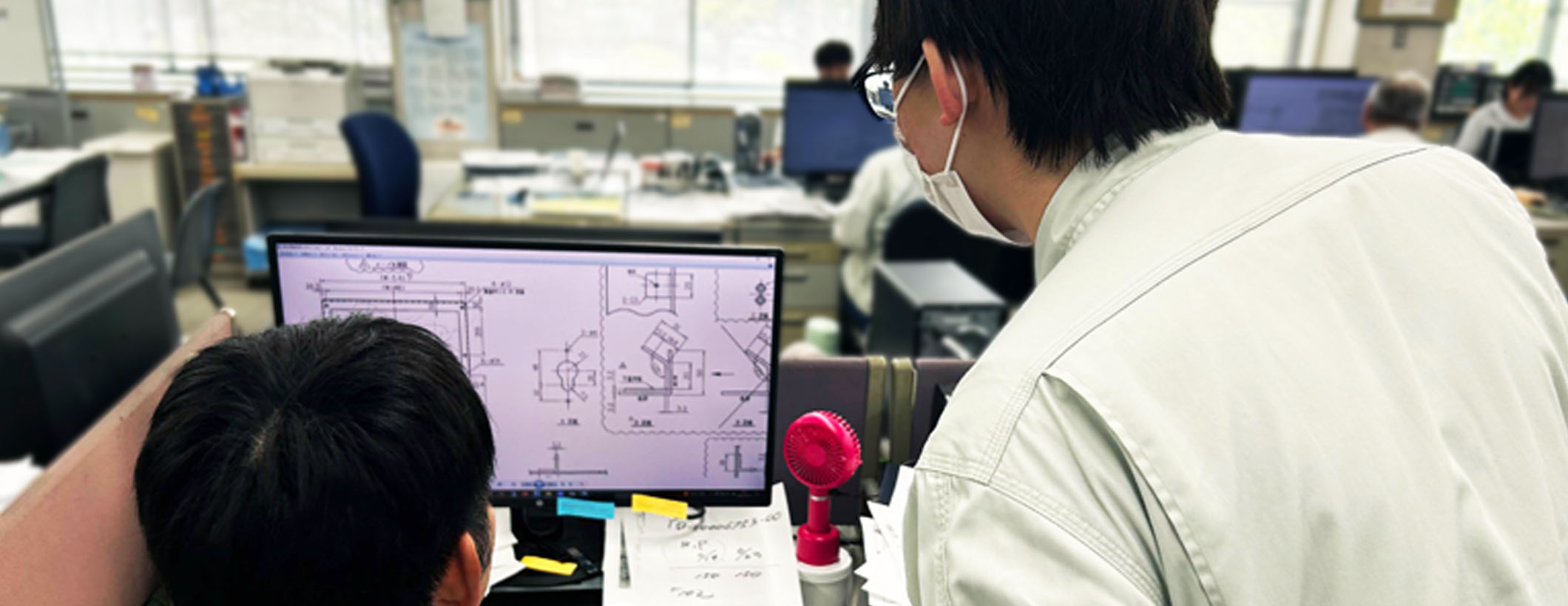 業務に集中する社員の様子